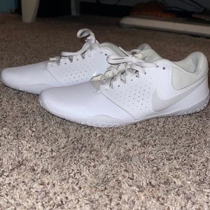 SIZE 8 NIKE WOMENS SIDELINE IV CHEER SHOES